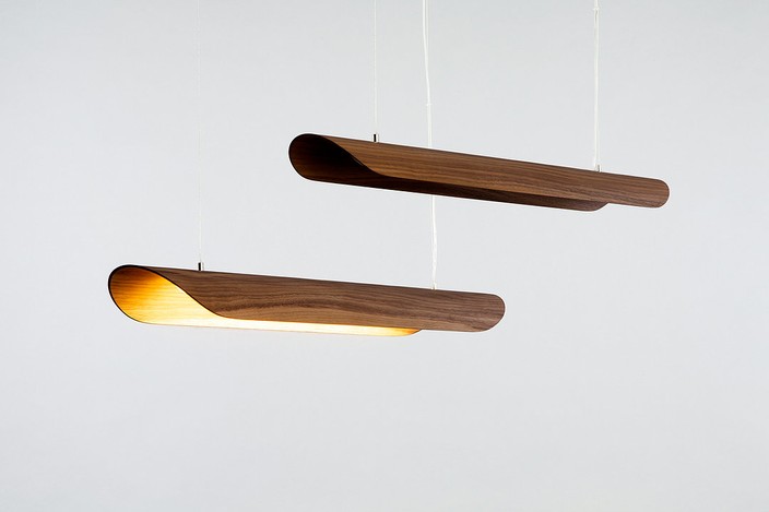 Závesná lampa od Studio Vayehi – Canoe, možnosť výberu zo 4 druhov dreva – dub, štruktúrovaný dub s potlačou, jaseň, orech. ( orech)