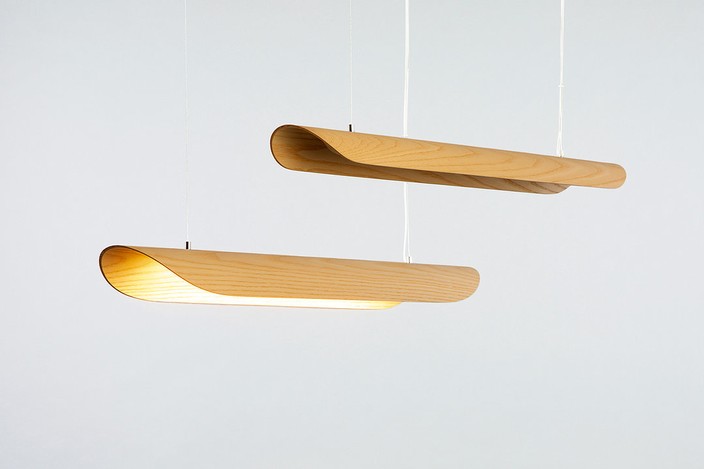 Závesná lampa od Studio Vayehi – Canoe, možnosť výberu zo 4 druhov dreva – dub, štruktúrovaný dub s potlačou, jaseň, orech. ( jaseň)