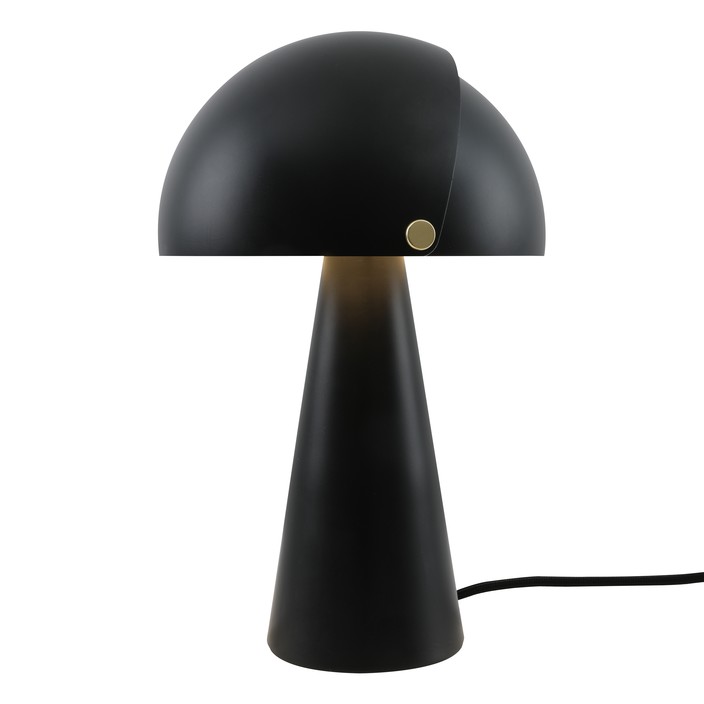 Originálne stolové svietidlo Align od Nordluxu v matnom zamatovom vyhotovení s detailmi z brúsenej mosadze. Tienidlo lampy sa skladá z vnútorného staitckého a vonkajšieho pohyblivého, ktoré si môžete prispôsobiť podľa vašich potrieb. Môžete si vybrať jednu z 8 farieb (čierna)
