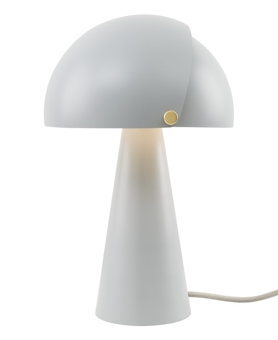 Originálne stolové svietidlo Align od Nordluxu v matnom zamatovom vyhotovení s detailmi z brúsenej mosadze. Tienidlo lampy sa skladá z vnútorného staitckého a vonkajšieho pohyblivého, ktoré si môžete prispôsobiť podľa vašich potrieb. Môžete si vybrať jednu z 8 farieb
