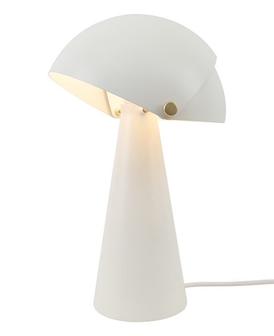 Originálne stolové svietidlo Align od Nordluxu v matnom zamatovom vyhotovení s detailmi z brúsenej mosadze. Tienidlo lampy sa skladá z vnútorného staitckého a vonkajšieho pohyblivého, ktoré si môžete prispôsobiť podľa vašich potrieb. Môžete si vybrať jednu z 8 farieb