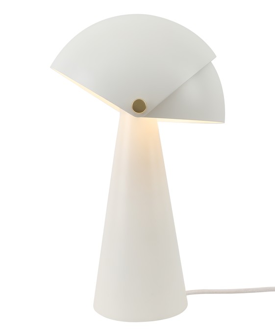 Originálne stolové svietidlo Align od Nordluxu v matnom zamatovom vyhotovení s detailmi z brúsenej mosadze. Tienidlo lampy sa skladá z vnútorného staitckého a vonkajšieho pohyblivého, ktoré si môžete prispôsobiť podľa vašich potrieb. Môžete si vybrať jednu z troch farieb