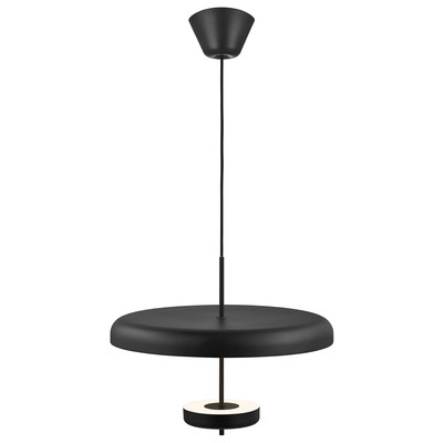 Závesné svetlo Mobile od Nordluxu je jedinečný luster v ľahkom elegantnom dizajne. Ideálne nad jedálenský stôl. Opálové tienidlá podporujú rozptýlené jemné svetlo, tienidlá je potom možné oddialiť či priblížiť na usmernenie žiarenia. Možnosť výberu čiernej alebo bielej 