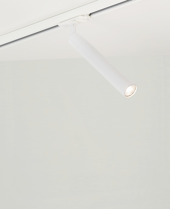 Minimalistické stropné svietidlo pre systém Link – Link Omari – vrhá dokonalé a priamo smerované svetlo. Stmievateľné vďaka zabudovanému stmievaču.