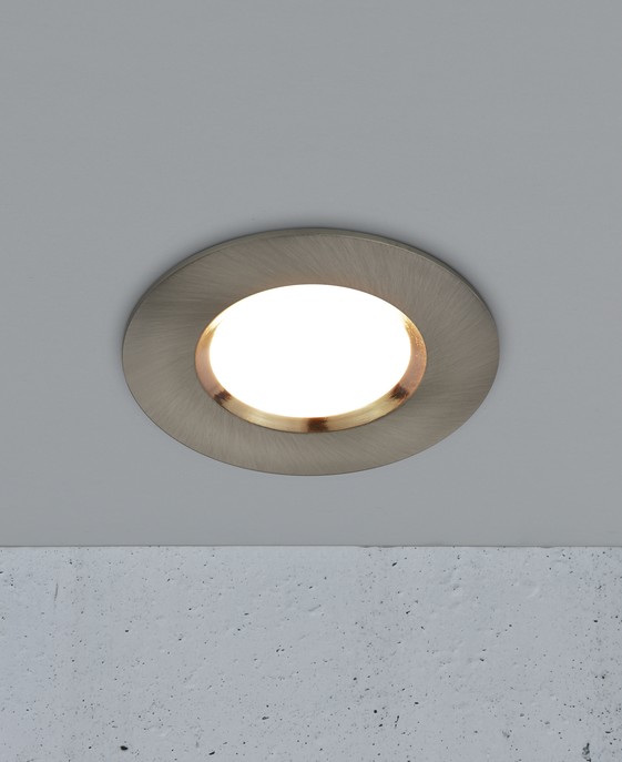 Elegantné bodové svetlo Seige od Nordluxu je dostupné vo dvoch farbách a umožňuje paralelné zapojenie.