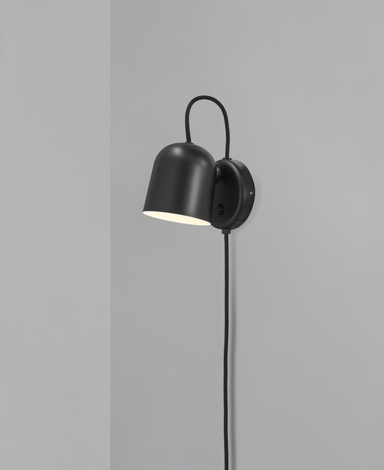 Industriálna a jednoduchá nástenná lampa Angle od Nordluxu s možnosťou nastavenia tienidla v požadovanom smere pomocou magnetu, s USB portom na nabíjanie telefónu. Vyberte si z čiernej, bielej alebo sivej farby