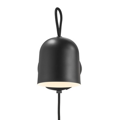 Industriálna a jednoduchá nástenná lampa Angle od Nordluxu s možnosťou nastavenia tienidla v požadovanom smere pomocou magnetu, s USB portom na nabíjanie telefónu. Vyberte si z čiernej, bielej alebo sivej farby