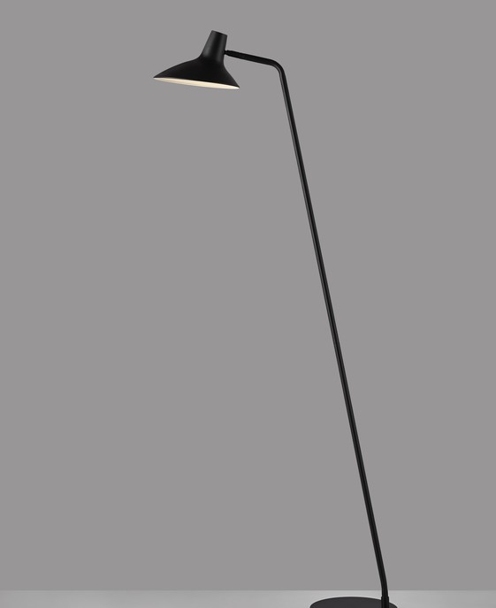 Kombinácia funkčného a estetického – to je stojacia lampa Darci od Nordluxu. Pomocou kĺbu nastavíte smer svetla, vďaka čomu je vhodná do čitateľského kútika. V čiernej farbe s matným zamatovým povrchom.