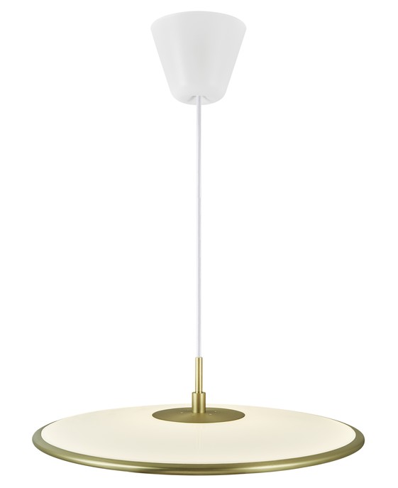 Závesné stmievateľné svetlo Blanche od Nordluxu v opálovej farbe s detailmi z brúsenej mosadze, ktoré vyžaruje svetlo hore a dole, bude vhodné nad jedálenský stôl. Na výber z dvoch veľkostí.