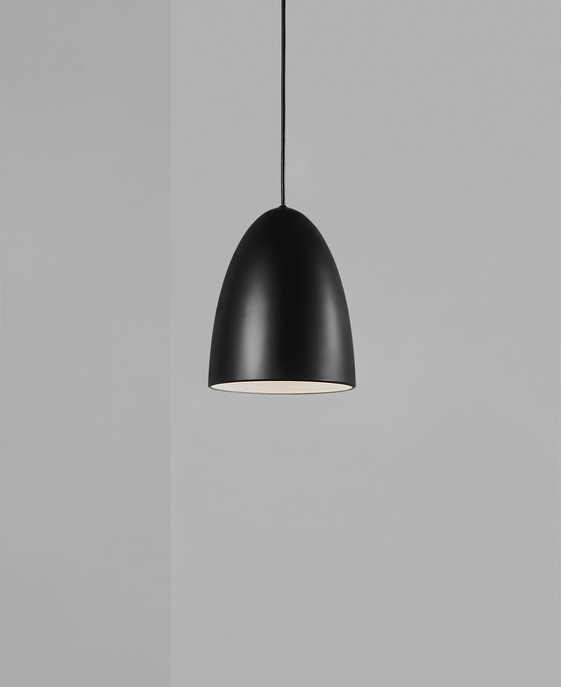 Nordlux Nexus je vzrušujúca séria svietidiel stelesňujúcich severský dizajn. Elegantná lampa s retro detailmi.