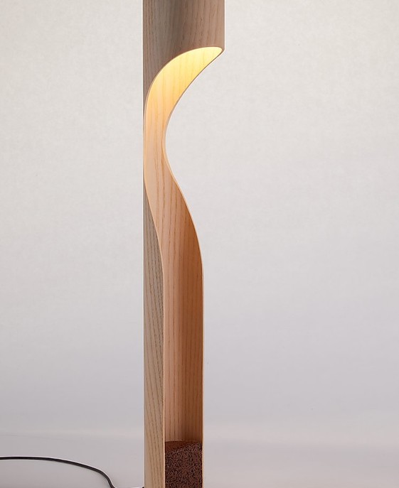 Stojacia lampa od Studio Vayehi, Monk z ohýbaného dreva s LED svetlom, možnosťou výberu z troch druhov dýh – dub, jaseň a orech – a výberom farby podstavca – bielej, okrovej, sivej, tmavohnedej, kovovej