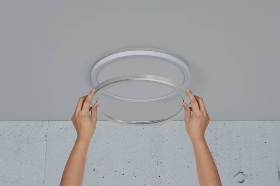 Jednoduché okrúhle stropné svietidlo Oja od Nordluxu nenásilne doplní každý priestor s 3-stupňovým stmievačom s možnosťou voľby teploty svetla