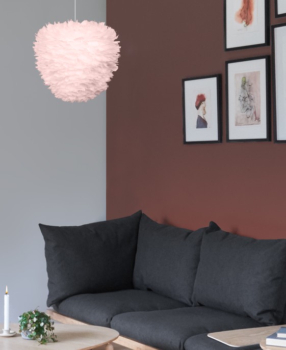 Elegantný pierkový luster UMAGE Eos – hebký dotyk dánskeho dizajnu. Ideálne do spálne, obývacej izby. Kompatibilný so stojanom a zavesením. Svetlo je k dispozícii v piatich farebných variantoch.