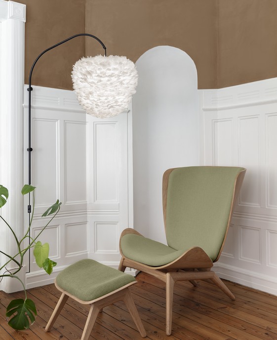 Elegantný pierkový luster UMAGE Eos – hebký dotyk dánskeho dizajnu. Ideálne do spálne, obývacej izby. Kompatibilný so stojanom a zavesením. Svetlo je k dispozícii v piatich farebných variantoch.