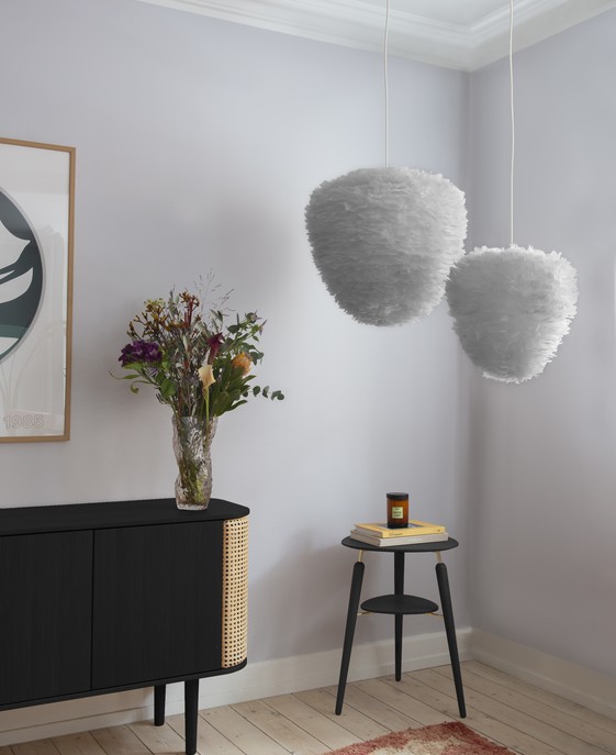 Elegantný pierkový luster UMAGE Eos – hebký dotyk dánskeho dizajnu. Ideálny do spálne, obývacej izby. Kompatibilný so stojanom a závesom. Svetlo je k dispozícii v piatich farebných variantoch.