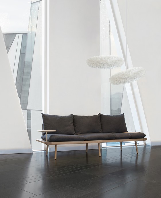 Elegantný pierkový luster UMAGE Eos – hebký dotyk dánskeho dizajnu. Ideálne pre spálne, obývacích izieb