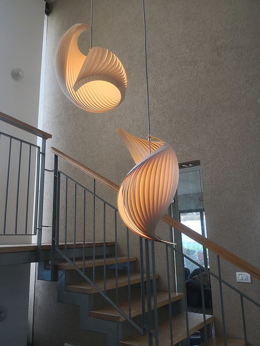 Asymetrické závesné svetlo Studio Vayehi Wing z drevenej dyhy, tri rôzne veľkosti, päť farieb kábla