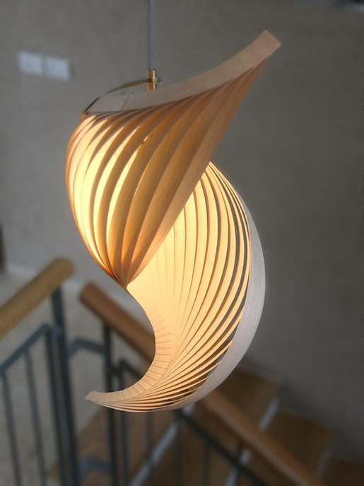 Asymetrické závesné svetlo Studio Vayehi Wing z drevenej dyhy, tri rôzne veľkosti, päť farieb kábla