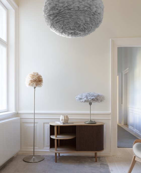 Elegantný pierkový luster UMAGE Eos – hebký dotyk dánskeho dizajnu. Ideálny do spálne, obývacích izieb. Kompatibilný so stojanom aj závesom. Svetlo je k dispozícii v piatich farebných variantoch.