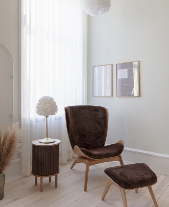 Elegantný pierkový luster UMAGE Eos – hebký dotyk dánskeho dizajnu. Ideálny do spálne, obývacích izieb. Kompatibilný so stojanom aj závesom. Svetlo je k dispozícii v piatich farebných variantoch.