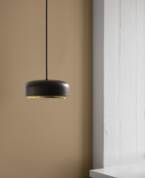 UMAGE Hazel je svetlo so zaobleným dizajnovým tvarom, dostupné vo dvoch farbách. Je stmievateľný pomocou externého stmievača.