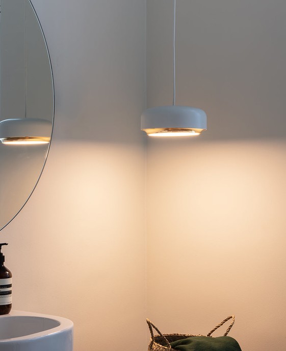 UMAGE Hazel je svetlo so zaobleným dizajnovým tvarom, dostupné vo dvoch farbách. Je stmievateľný pomocou externého stmievača.