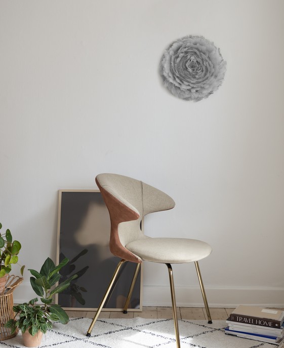 Elegantná pierková nástenná lampa UMAGE Eos Up – hebký dotyk dánskeho dizajnu. Ideálna do spálne