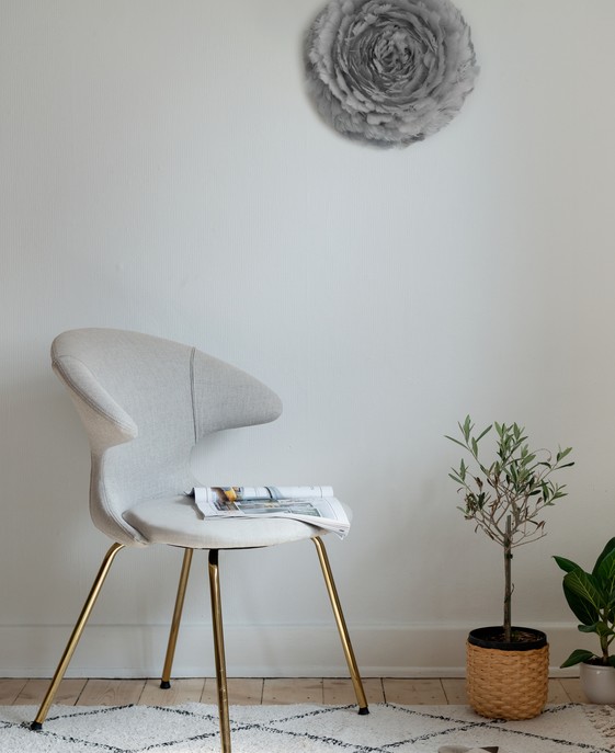 Elegantná pierková nástenná lampa UMAGE Eos Up – hebký dotyk dánskeho dizajnu. Ideálna do spálne