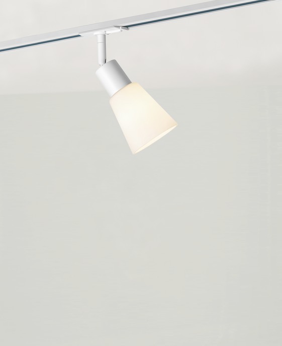 Minimalistické bodové svetlo Nordlux Cole v bielom vyhotovení s tienidlom z opálového skla.