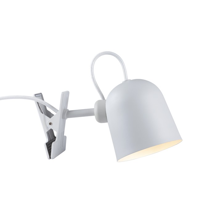 Industriálna a jednoduchá lampička s klipom Angle od Nordluxu s možnosťou nastavenia tienidla v požadovanom smere pomocou magnetu – v čiernom, bielom alebo sivom variante (biela)