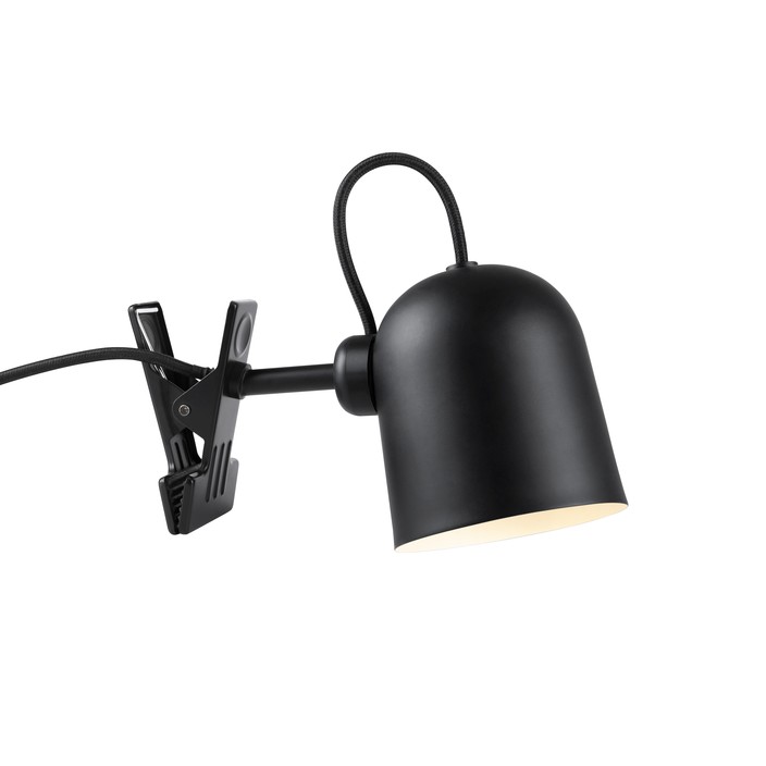 Industriálna a jednoduchá lampička s klipom Angle od Nordluxu s možnosťou nastavenia tienidla v požadovanom smere pomocou magnetu – v čiernom, bielom alebo sivom variante (čierna)