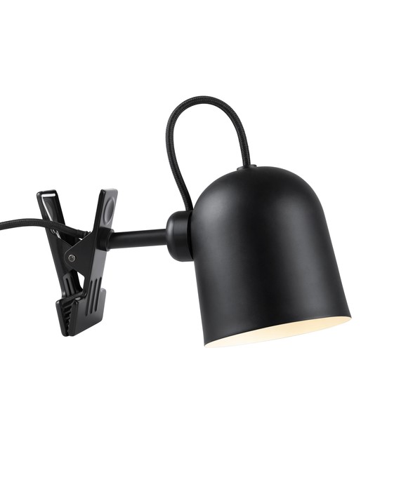 Industriálna a jednoduchá lampička s klipom Angle od Nordluxu s možnosťou nastavenia tienidla v požadovanom smere pomocou magnetu – v čiernom, bielom alebo sivom variante