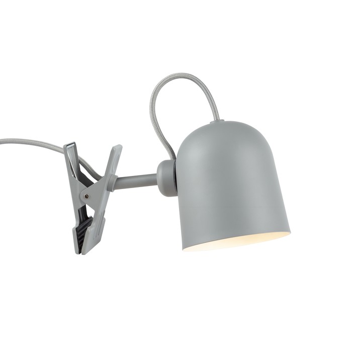 Industriálna a jednoduchá lampička s klipom Angle od Nordluxu s možnosťou nastavenia tienidla v požadovanom smere pomocou magnetu – v čiernom, svetlosivá alebo tmavosivá variante (tmavo šedá)