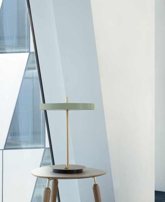Elegantná dizajnová stolová lampa so zabudovaným LED panelom a difúzorom obsahujúca skrytý USB port na nabíjanie mobilného telefónu