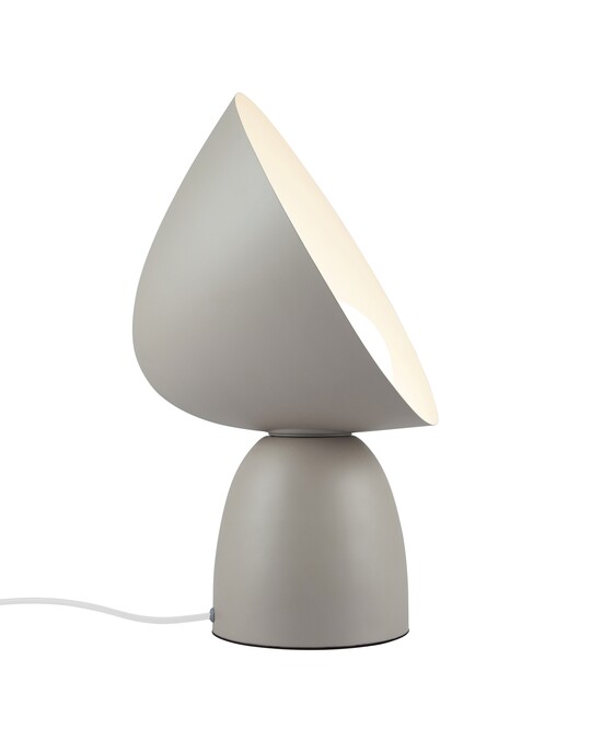 Stolová lampička Hello od Nordluxu v organickom tvare s veľkým tienidlom na nastavenie svetelného lúča, dostupná v 3 variantoch.
