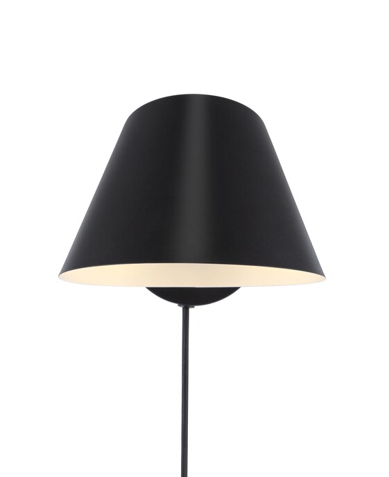 Nástenná lampa Stay Short od Nordluxu s nastaviteľnou hlavou v zošikmenom tvare.