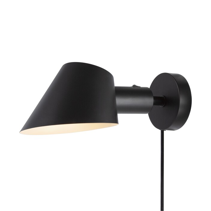 Nástenná lampa Stay Short od Nordluxu s nastaviteľnou hlavou v zošikmenom tvare. (čierna)