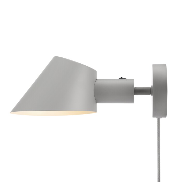 Nástenná lampa Stay Short od Nordluxu s nastaviteľnou hlavou v zošikmenom tvare. (šedá)