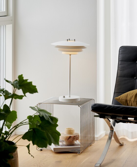 Exkluzívna stolová lampa z lakovaného kovu s typickými škandinávskymi prvkami a zaujímavými priesvitmi Nordlux Bretagne