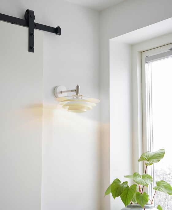 Exkluzívna nástenná lampa z lakovaného kovu s typickými škandinávskymi prvkami a zaujímavými priesvitmi Nordlux Bretagne