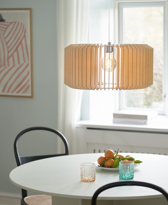 Dizajnové závesné svetlo Asti od Nordluxu tvoria drevené lamely, ktoré budú vyzerať skvele v kombinácii s dizajnovou žiarovkou.