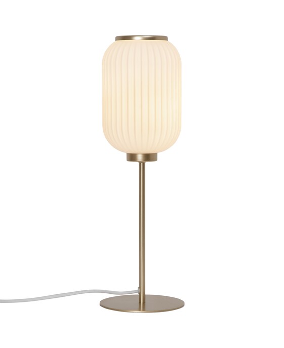 Originálnu stolovú lampičku Milford z bieleho opálového skla so skladaným vzhľadom vo vyhotovení s mosadzným podstavcom môžete mať v spálni aj vy 