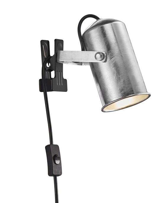 Lampička s klipom Porter v galvanizovanom vyhotovení s nastaviteľnou hlavou.