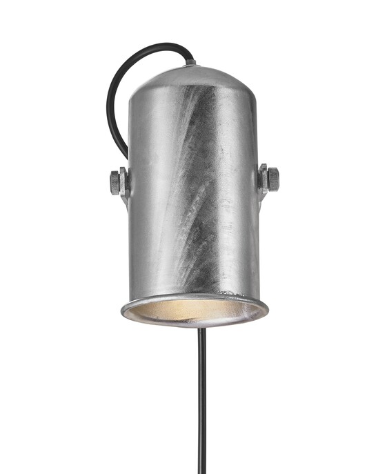 Nástenná lampička Porter v galvanizovanom vyhotovení s nastaviteľnou hlavou.