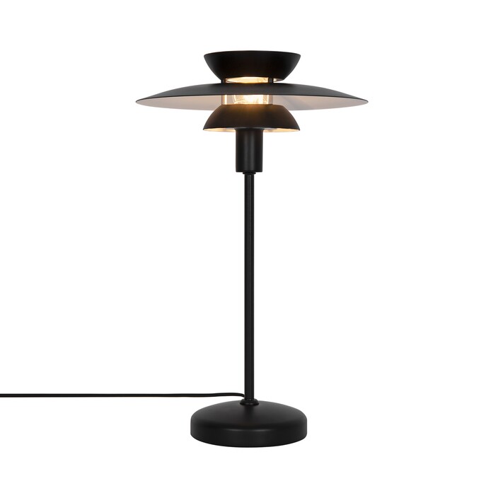 Stolové svetlo Carmen od Nordluxu v minimalistickom dizajne s vrstveným tienidlom. (čierna)