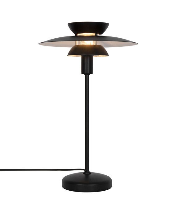 Stolové svetlo Carmen od Nordluxu v minimalistickom dizajne s vrstveným tienidlom.