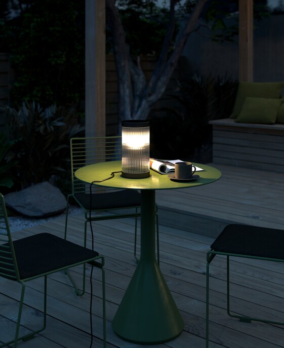 Vonkajšie stolové svetlo Coupar s vrúbkovaným povrchom v troch farebných variantoch.