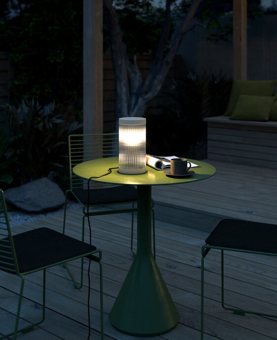 Vonkajšie stolové svetlo Coupar s vrúbkovaným povrchom v troch farebných variantoch.