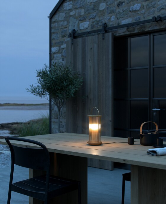 Odolné stolové svetlo do exteriéru Linton od Nordluxu poskytuje rozptýlené svetlo a je vhodné do drsného počasia, dostupné vo dvoch farbách.