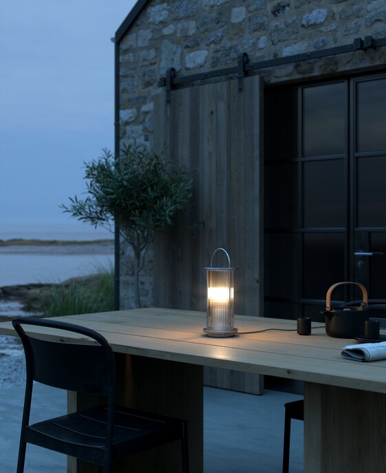 Odolné stolové svetlo do exteriéru Linton od Nordluxu poskytuje rozptýlené svetlo a je vhodné do drsného počasia, dostupné vo dvoch farbách.